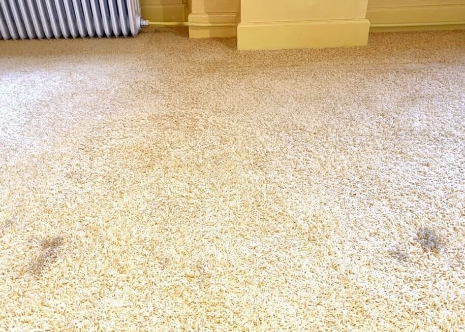 Gult tæppe med pletter