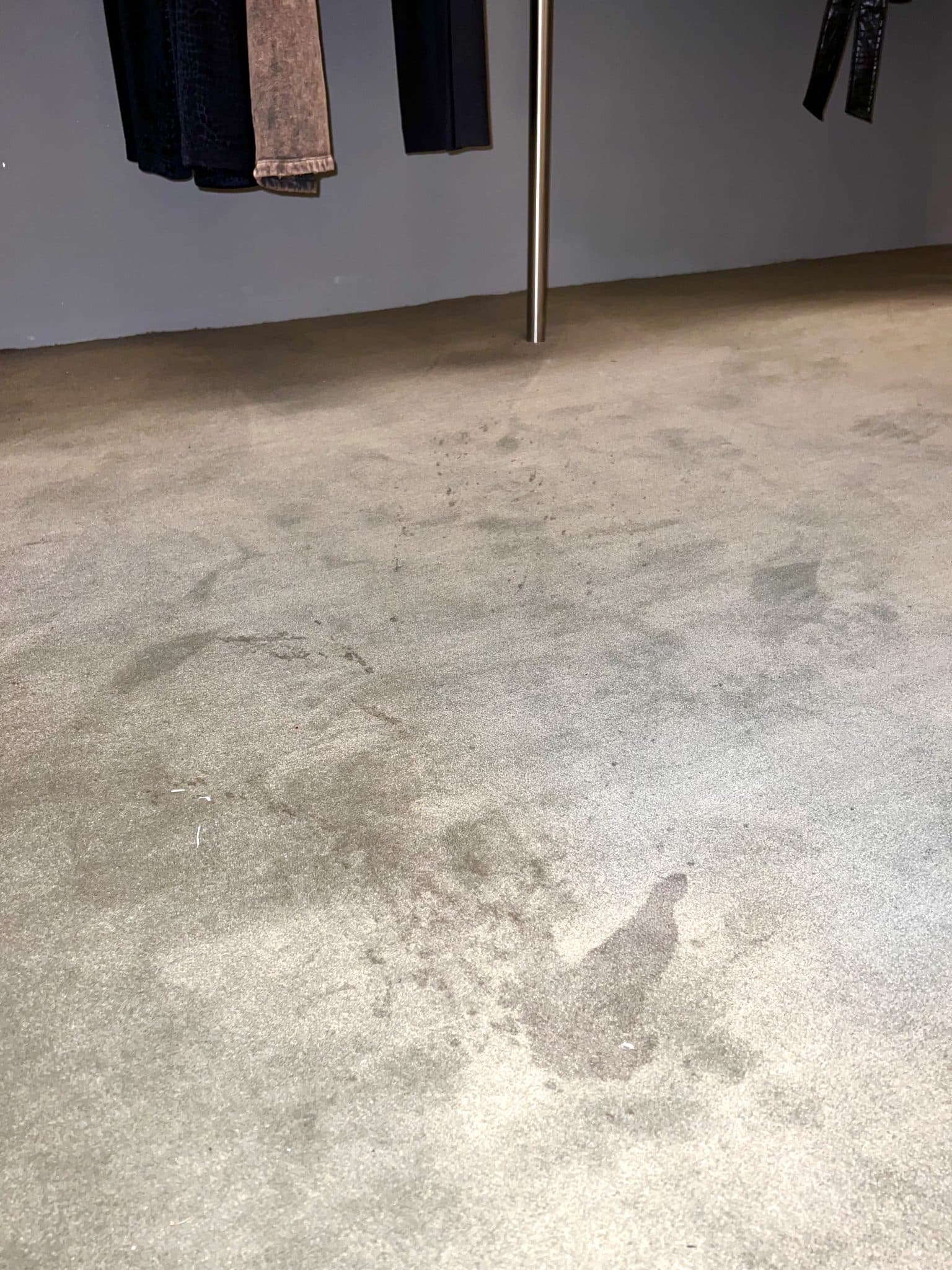 Før rens af væg til væg tæppe - Tøjbutik i København