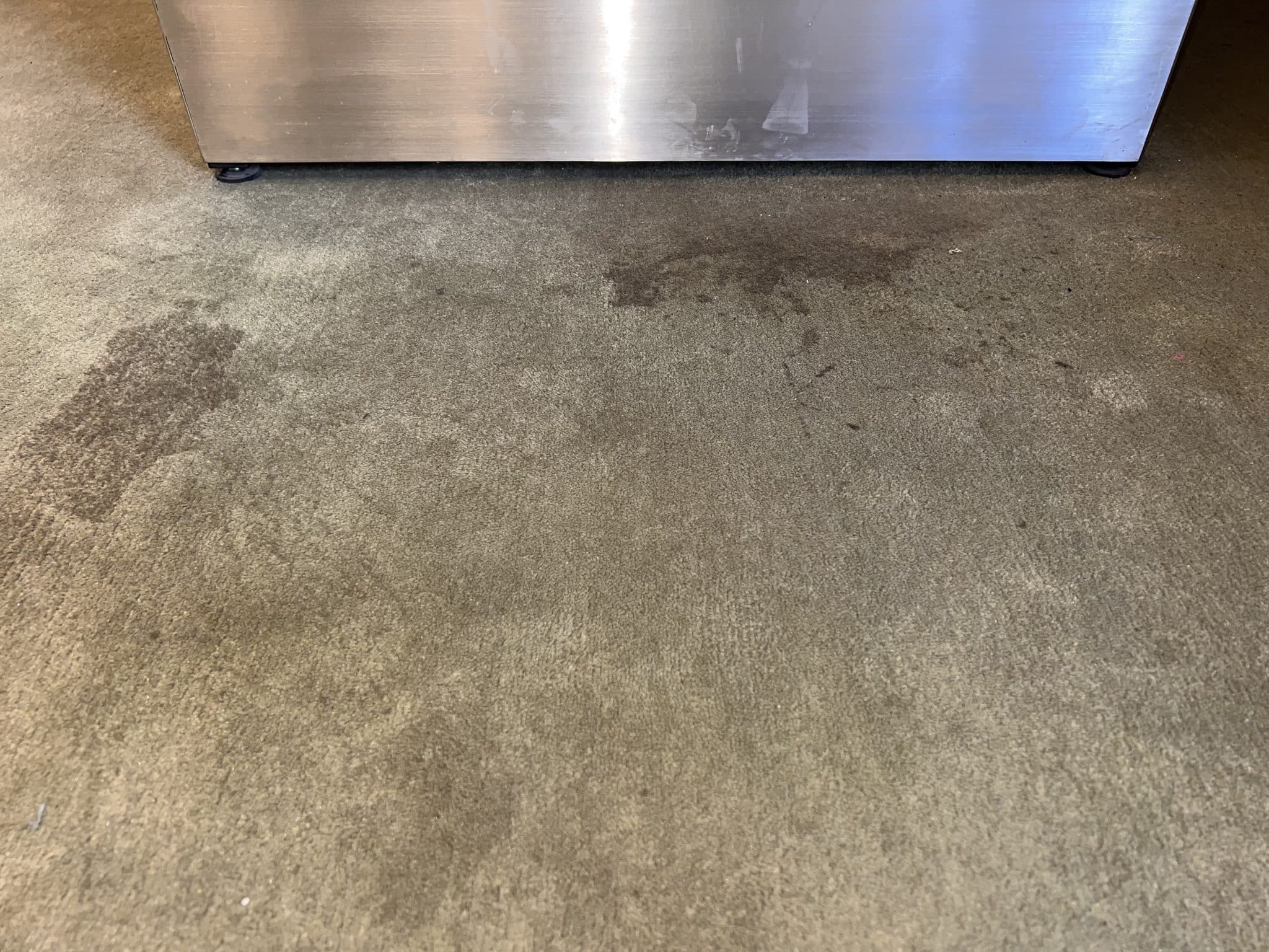 Rens af gulvtæppe for kaffepletter